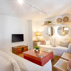 Genteel Larios Apartment